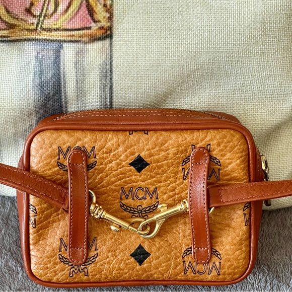 ⭐️COA⭐️MCM VISETOS CROSSBODY/CLUTCH/BELT BAG🎬W/MCM STRAP & Dustbag🎬💯AuTh… - Picture 5 of 16